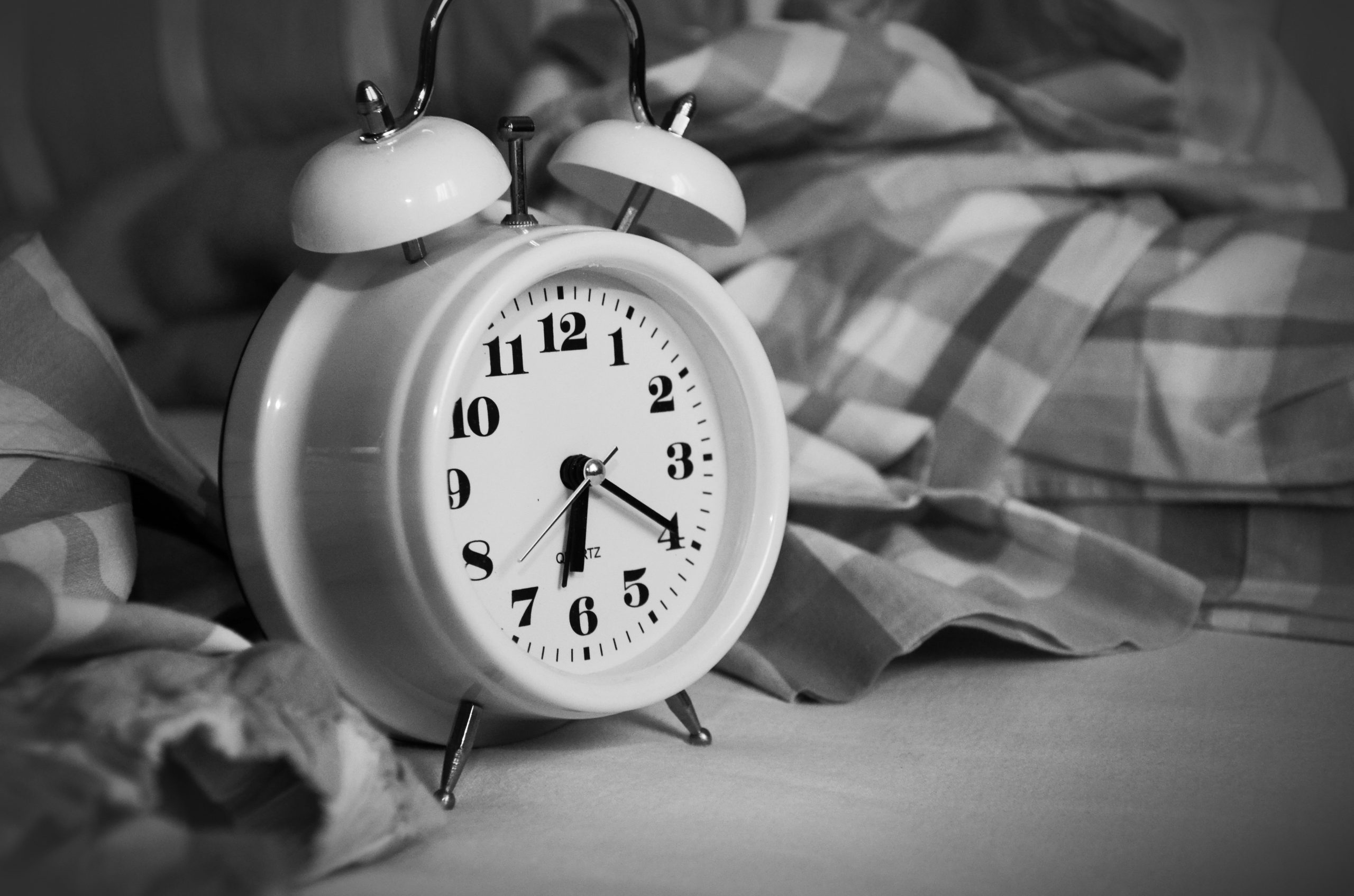 alarm-clock-analogue-bed-271818